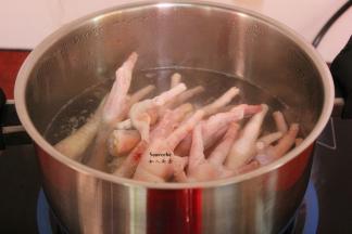 鸡爪去趾甲，洗净，清水煮沸，放入锅中飞水；