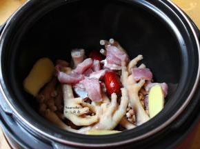 把浸泡的眉豆、花生、红枣；洗净切块的猪瘦肉、飞水过的鸡爪、洗净的陈皮、生姜放入压力锅中；
