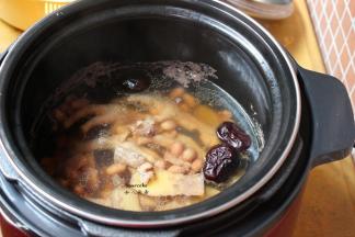 加入适量的清水，按煲汤功能约50分钟即可；PS：如果不赶时间用瓦煲小火焖2小时