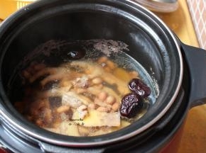 加入适量的清水，按煲汤功能约50分钟即可；PS：如果不赶时间用瓦煲小火焖2小时
