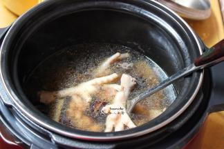 煲好的眉豆花生鸡爪汤，放盐拌均即可。