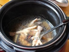 煲好的眉豆花生鸡爪汤，放盐拌均即可。