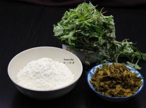准备艾叶、面粉、酸菜、干辣椒、生姜等食材；