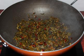 酸菜放辣椒炒香，放凉；