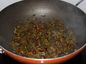 酸菜放辣椒炒香，放凉；