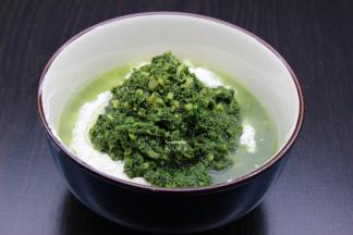 艾叶汆烫、捞出和生姜一起放入料理机打碎，放盐与面粉拌均；