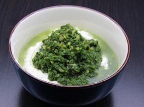 艾叶汆烫、捞出和生姜一起放入料理机打碎，放盐与面粉拌均；