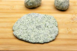 分成小团，用擀面杖擀薄；