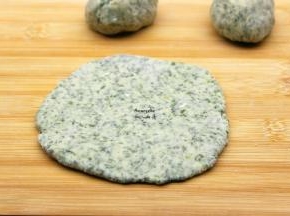 分成小团，用擀面杖擀薄；