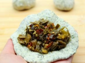 放入酸菜馅，包好，做自己喜欢的花纹；