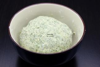 揉成光滑的艾青面团；