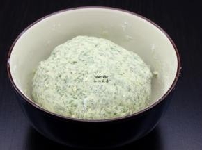 揉成光滑的艾青面团；