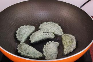 热锅倒油，放入饺子煎至微黄；