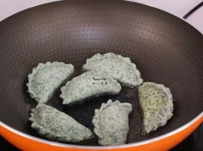 热锅倒油，放入饺子煎至微黄；