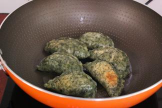 翻转另外一面继续煎至金黄。PS：可以来回多翻转几次，煎的更加均匀。