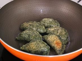 翻转另外一面继续煎至金黄。PS：可以来回多翻转几次，煎的更加均匀。