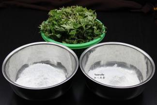 准备艾叶、生姜、糯米粉、粘米粉、白砂糖等食材；