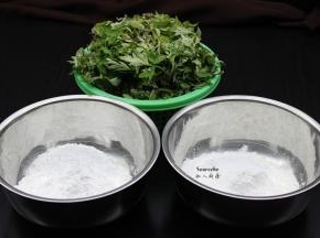 准备艾叶、生姜、糯米粉、粘米粉、白砂糖等食材；