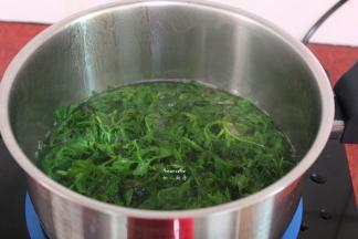 艾草挑选嫩叶，洗净，汆烫；