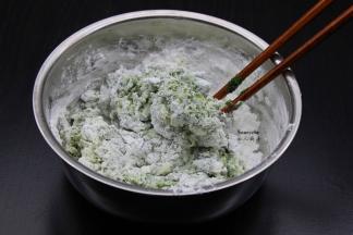 糯米粉，粘米粉拌均，加入艾草拌均，把煮沸的糖浆水加入；