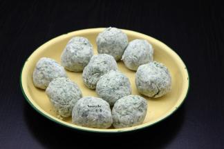 揉成光滑艾青米团，分成小团；