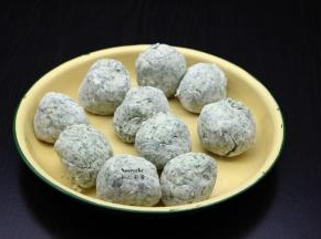 揉成光滑艾青米团，分成小团；