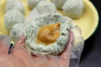 压扁，放入花生酱，收口，揉成光滑的艾青团；