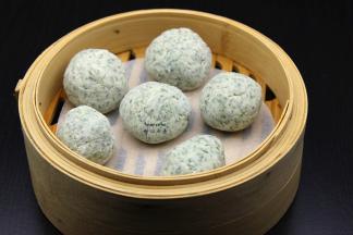 做的艾青团胚放入蒸笼中；
