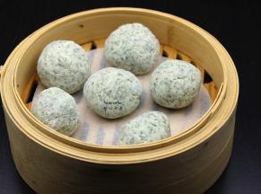 做的艾青团胚放入蒸笼中；