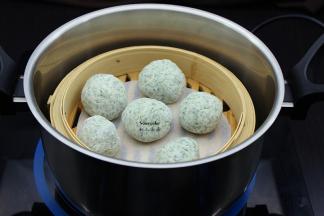 清水煮沸，放入锅中蒸10分钟即可。