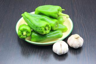 准备食材：青辣椒、大蒜；