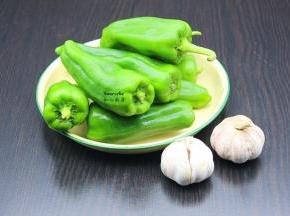 准备食材：青辣椒、大蒜；