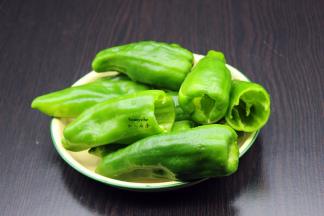 青椒洗净，去蒂，去籽；