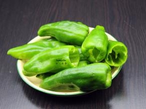青椒洗净，去蒂，去籽；