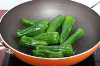 热锅，倒油，爆炒青椒；