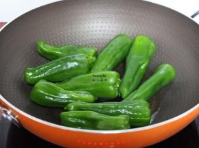 热锅，倒油，爆炒青椒；