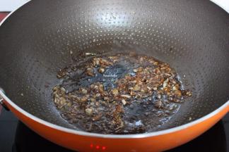 热锅，倒油，放入蒜末煸香；加入白砂糖小火熬成糖色；