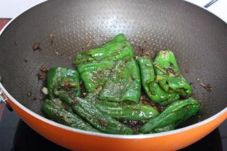 把炒的虎皮辣椒加入，放陈醋、酱油、盐炒均收汁即可。