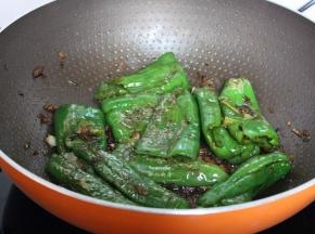 把炒的虎皮辣椒加入，放陈醋、酱油、盐炒均收汁即可。