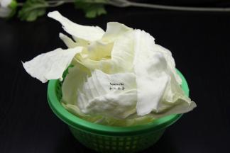 把包菜手撕成块，洗净，捞出；