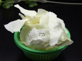 把包菜手撕成块，洗净，捞出；