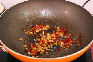 热锅，倒油，爆香蒜末，在放入辣椒煸香；