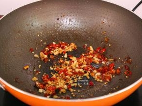 热锅，倒油，爆香蒜末，在放入辣椒煸香；