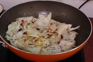 包菜变软的时候，加入陈醋；