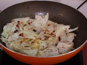 包菜变软的时候，加入陈醋；