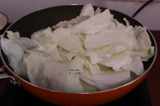 倒入手撕好的包菜，爆炒；