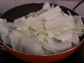 倒入手撕好的包菜，爆炒；