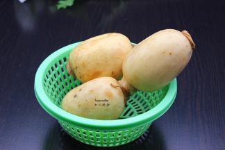 准备新鲜的嫩莲藕；PS：炒用嫩莲藕、煲汤适合老莲藕。