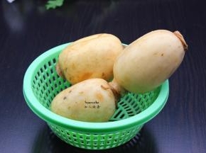 准备新鲜的嫩莲藕；PS：炒用嫩莲藕、煲汤适合老莲藕。