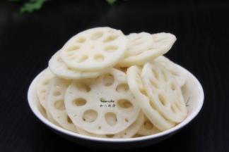 莲藕洗净去皮，切薄片